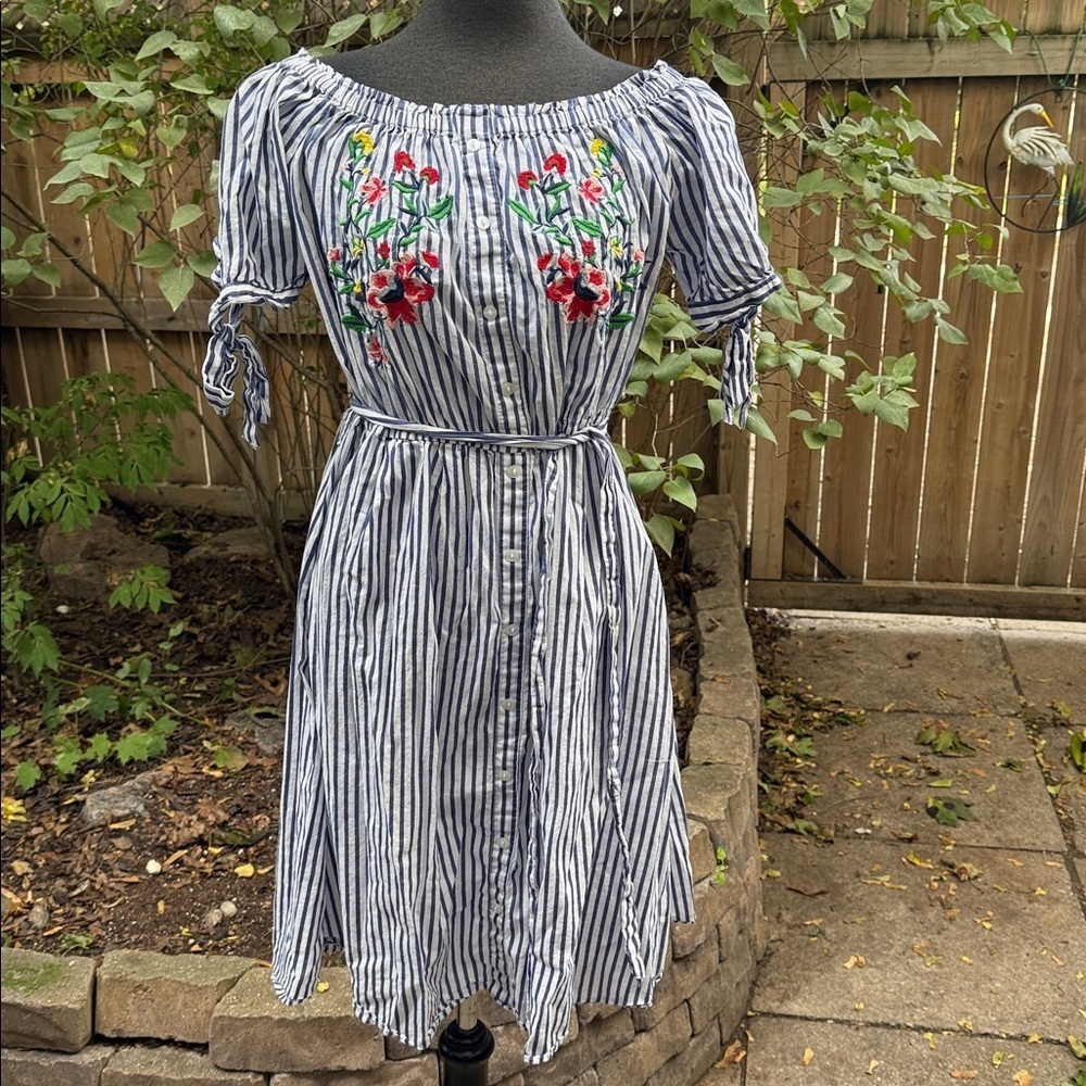 Women’s Striped Cotton Dress w Floral Embroidery. Small